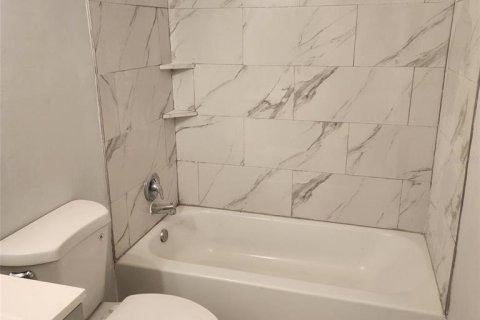 Dúplex en venta en Tampa, Florida, 4 dormitorios, 151.62 m2 № 2273075 - foto 6
