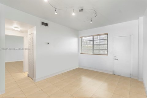 Condo in Miami Beach, Florida, 1 bedroom  № 1709994 - photo 5