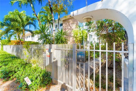 Condo in Miami Beach, Florida, 1 bedroom  № 1709994 - photo 20