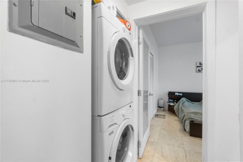 Condo in Miami Beach, Florida, 1 bedroom  № 1709994 - photo 11