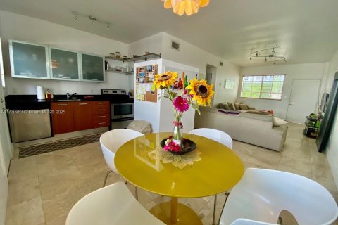 Condo in Miami Beach, Florida, 1 bedroom  № 1709994 - photo 1