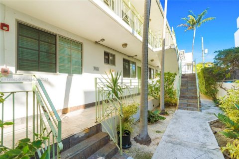 Condo in Miami Beach, Florida, 1 bedroom  № 1709994 - photo 14