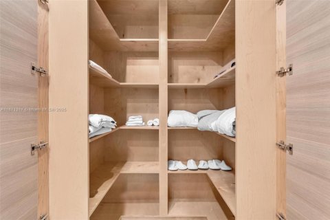 Villa ou maison à louer à Bay Harbor Islands, Floride: 7 chambres, 463.58 m2 № 2036770 - photo 20