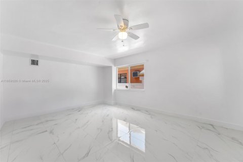 House in Opa-locka, Florida 6 bedrooms, 273.32 sq.m. № 1887831 - photo 15