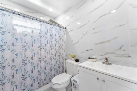House in Opa-locka, Florida 6 bedrooms, 273.32 sq.m. № 1887831 - photo 26