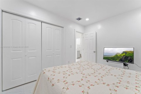 House in Opa-locka, Florida 6 bedrooms, 273.32 sq.m. № 1887831 - photo 20