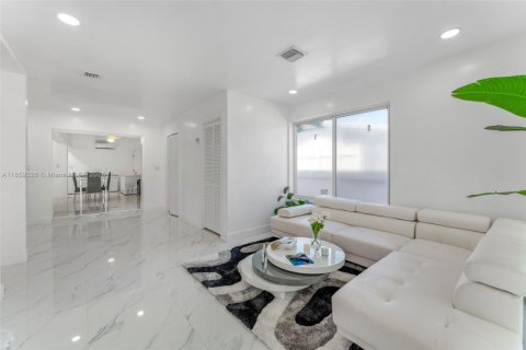 House in Opa-locka, Florida 6 bedrooms, 273.32 sq.m. № 1887831 - photo 3