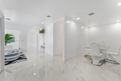 House in Opa-locka, Florida 6 bedrooms, 273.32 sq.m. № 1887831 - photo 5