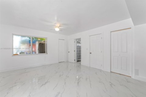 House in Opa-locka, Florida 6 bedrooms, 273.32 sq.m. № 1887831 - photo 14