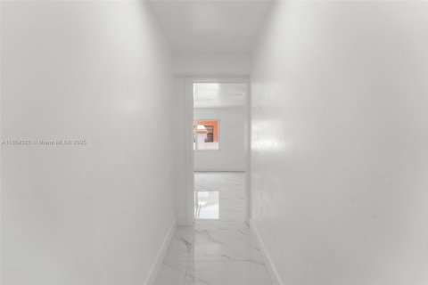 House in Opa-locka, Florida 6 bedrooms, 273.32 sq.m. № 1887831 - photo 11