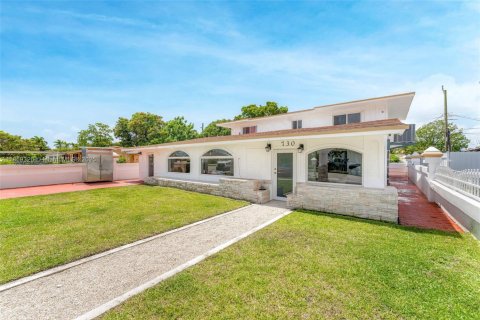 House in Opa-locka, Florida 6 bedrooms, 273.32 sq.m. № 1887831 - photo 1