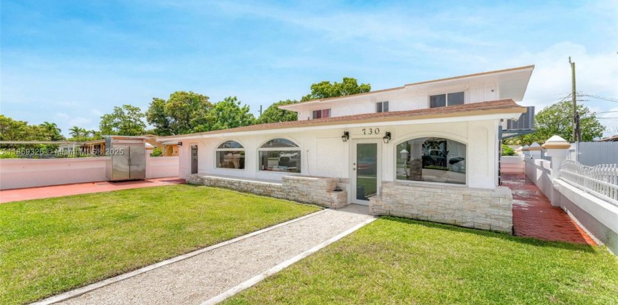 House in Opa-locka, Florida 6 bedrooms, 273.32 sq.m. № 1887831