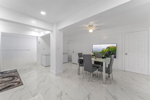 House in Opa-locka, Florida 6 bedrooms, 273.32 sq.m. № 1887831 - photo 7