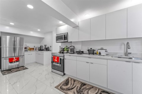 House in Opa-locka, Florida 6 bedrooms, 273.32 sq.m. № 1887831 - photo 8