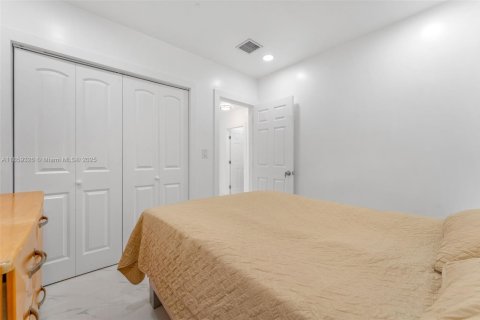 House in Opa-locka, Florida 6 bedrooms, 273.32 sq.m. № 1887831 - photo 23