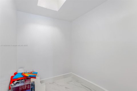 House in Opa-locka, Florida 6 bedrooms, 273.32 sq.m. № 1887831 - photo 25