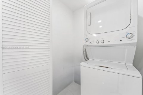 House in Opa-locka, Florida 6 bedrooms, 273.32 sq.m. № 1887831 - photo 27