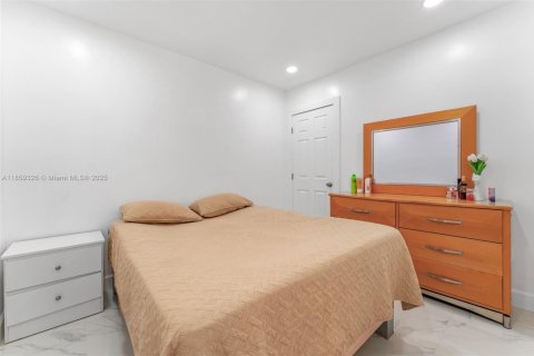 House in Opa-locka, Florida 6 bedrooms, 273.32 sq.m. № 1887831 - photo 24