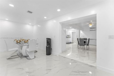 House in Opa-locka, Florida 6 bedrooms, 273.32 sq.m. № 1887831 - photo 6
