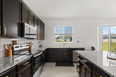 House in Davenport, Florida 5 bedrooms, 279.91 sq.m. № 1915247 - photo 21