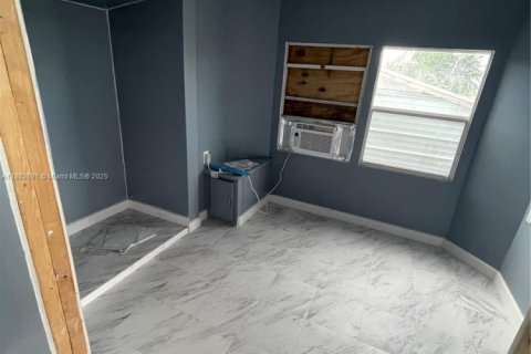 Commercial property in Homestead, Florida № 1957669 - photo 9