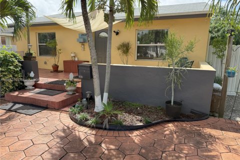Villa ou maison à vendre à Hollywood, Floride: 2 chambres, 77.29 m2 № 1947211 - photo 2