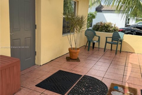Villa ou maison à vendre à Hollywood, Floride: 2 chambres, 77.29 m2 № 1947211 - photo 17
