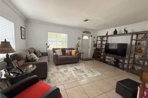 Villa ou maison à vendre à Hollywood, Floride: 2 chambres, 77.29 m2 № 1947211 - photo 3