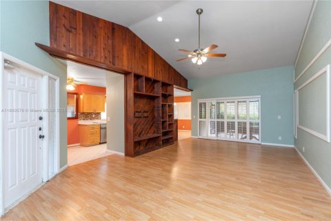 House in Plantation, Florida 3 bedrooms, 142.7 sq.m. № 1937665 - photo 6