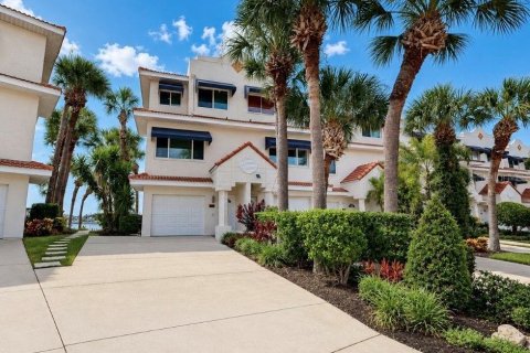 Townhouse in Saint Pete Beach, Florida 4 bedrooms, 211.35 sq.m. № 2223430 - photo 2