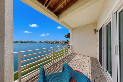 Townhouse in Saint Pete Beach, Florida 4 bedrooms, 211.35 sq.m. № 2223430 - photo 17