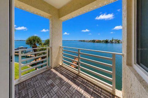 Townhouse in Saint Pete Beach, Florida 4 bedrooms, 211.35 sq.m. № 2223430 - photo 19