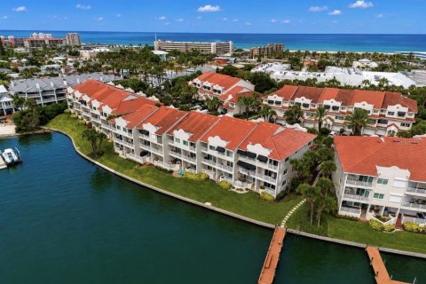Townhouse in Saint Pete Beach, Florida 4 bedrooms, 211.35 sq.m. № 2223430