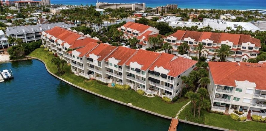 Townhouse in Saint Pete Beach, Florida 4 bedrooms, 211.35 sq.m. № 2223430