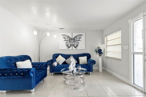 Casa en venta en Tampa, Florida, 4 dormitorios, 219.34 m2 № 2398280 - foto 9