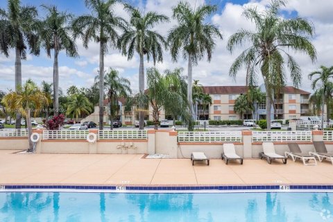 Condo in Hialeah, Florida, 2 bedrooms № 1974262 - photo 1