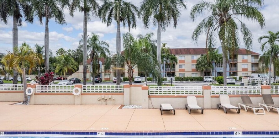 Condo in Hialeah, Florida, 2 bedrooms № 1974262