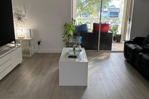 Condominio en venta en Hialeah, Florida, 2 dormitorios, 102.75 m2 № 1974262 - foto 4