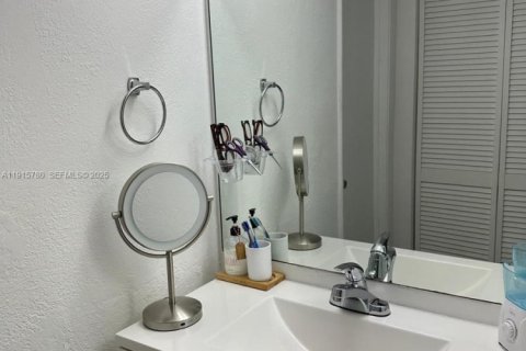 Condominio en venta en Hialeah, Florida, 2 dormitorios, 102.75 m2 № 1974262 - foto 2