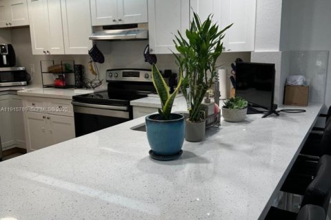 Condominio en venta en Hialeah, Florida, 2 dormitorios, 102.75 m2 № 1974262 - foto 5