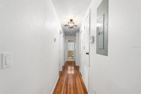 House in Tampa, Florida 3 bedrooms, 177.81 sq.m. № 1848597 - photo 19