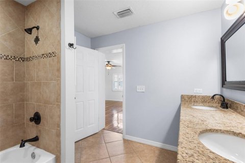 House in Tampa, Florida 3 bedrooms, 177.81 sq.m. № 1848597 - photo 24
