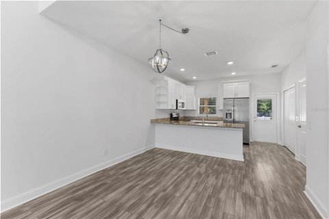 Commercial property in Tampa, Florida 12 bedrooms, 748.79 sq.m. № 2384107 - photo 12