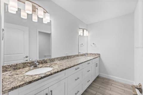 Commercial property in Tampa, Florida 12 bedrooms, 748.79 sq.m. № 2384107 - photo 25