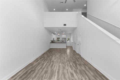 Commercial property in Tampa, Florida 12 bedrooms, 748.79 sq.m. № 2384107 - photo 9