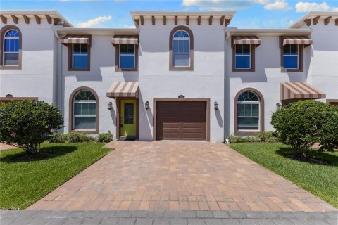 Commercial property in Tampa, Florida 12 bedrooms, 748.79 sq.m. № 2384107 - photo 5