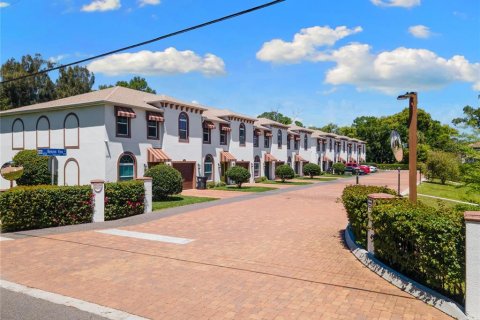 Commercial property in Tampa, Florida 12 bedrooms, 748.79 sq.m. № 2384107 - photo 6
