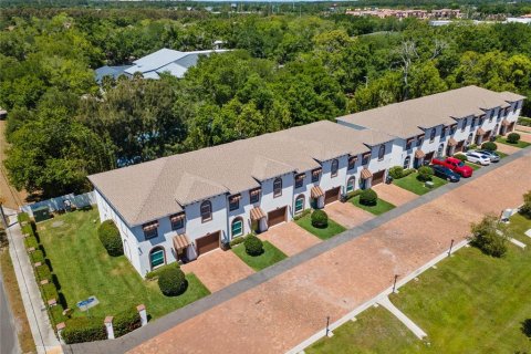Commercial property in Tampa, Florida 12 bedrooms, 748.79 sq.m. № 2384107