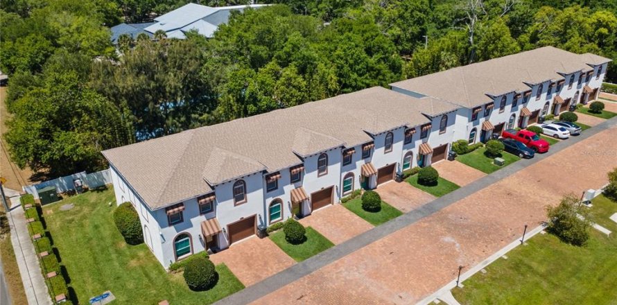 Commercial property in Tampa, Florida 12 bedrooms, 748.79 sq.m. № 2384107