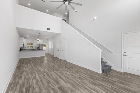 Commercial property in Tampa, Florida 12 bedrooms, 748.79 sq.m. № 2384107 - photo 8